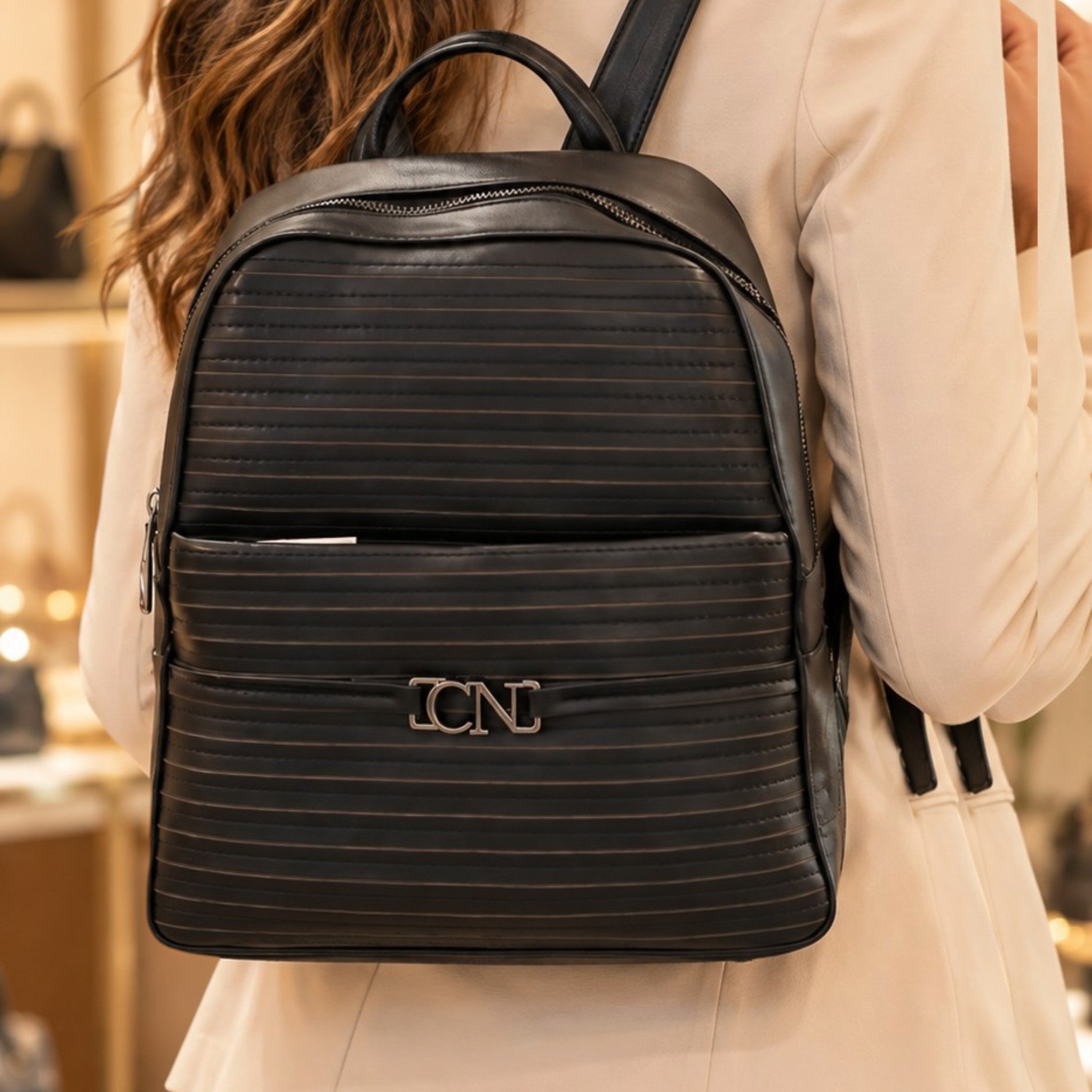 ZAINO NERO ELEGANTE CON DETTAGLI TRAPUNTATI