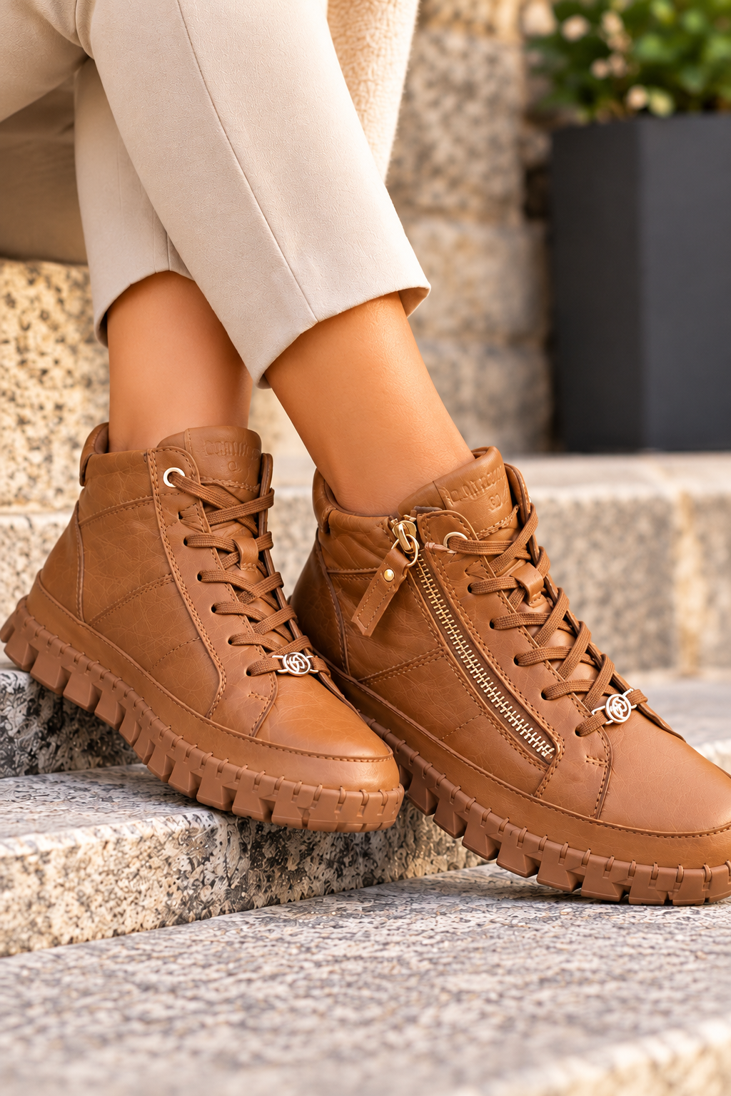 SNEAKERS COLOR CUOIO CON CERNIERA LATERALE