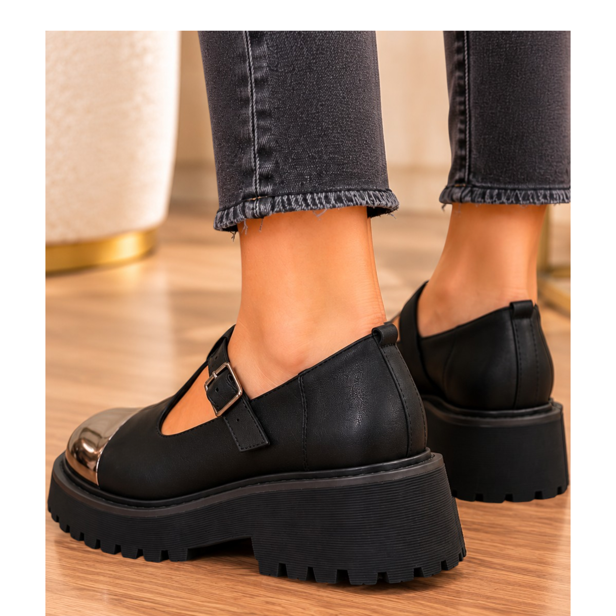 SCARPE NERE CON PUNTA METALLIZZATA ARGENTO