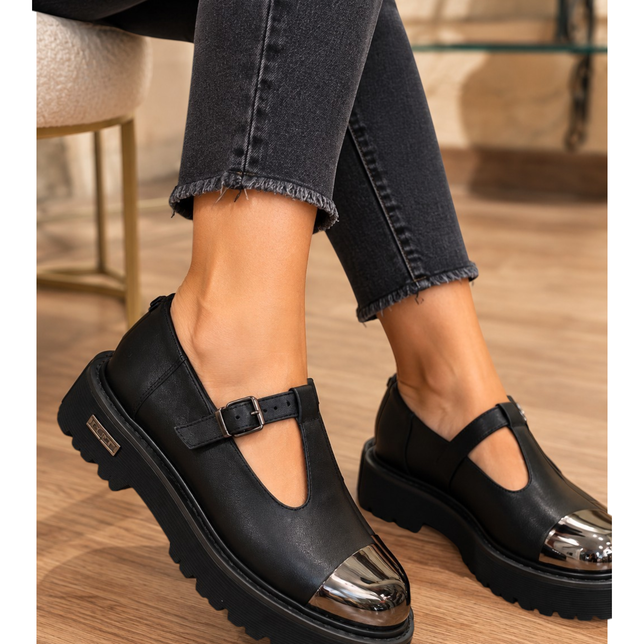 SCARPE NERE CON PUNTA METALLIZZATA ARGENTO