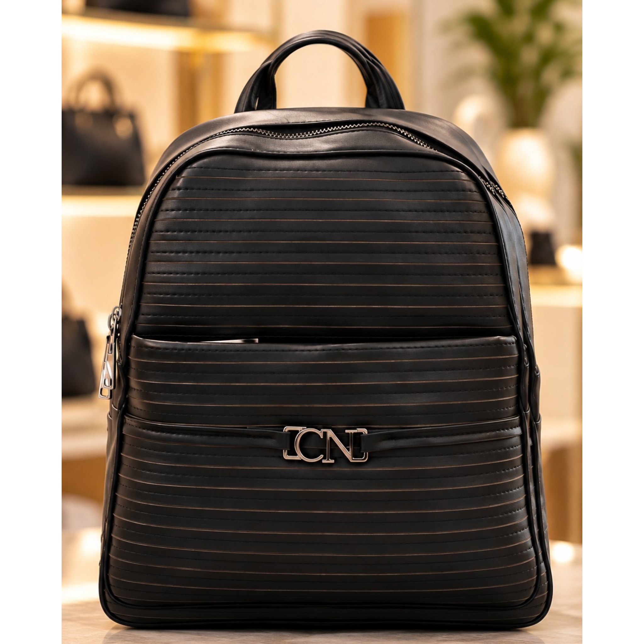 ZAINO NERO ELEGANTE CON DETTAGLI TRAPUNTATI