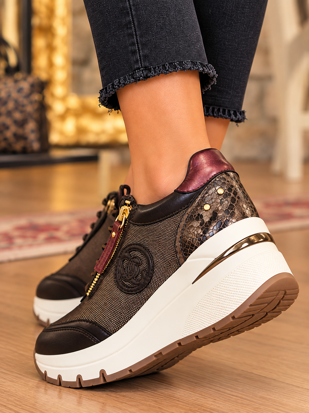 SNEAKERS COLOR MARRONE CON PLATFORM